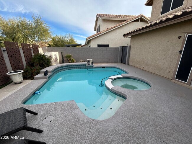 Building Photo - 1210 E Briarwood Terrace