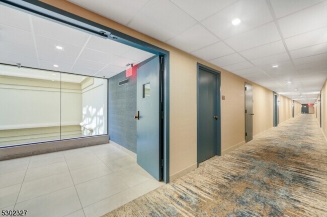 Building Photo - 1055 River Rd