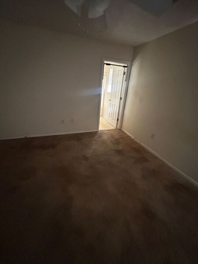 Building Photo - 9 Evan Ct