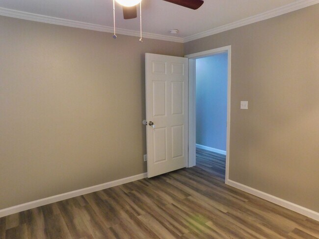 Building Photo - 107 Varsity Dr