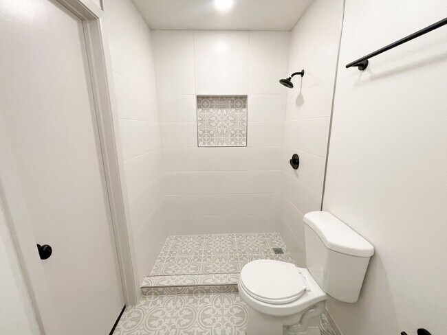 Building Photo - Centrally Located Apartment with Pool!!