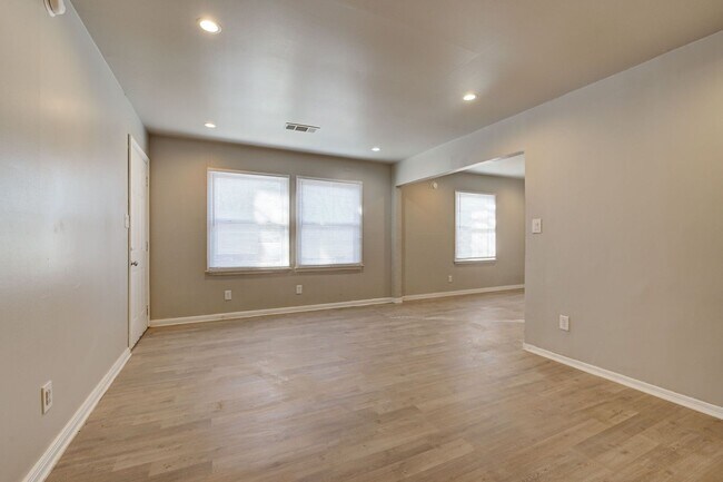 Building Photo - Newly remodeled Duplex in Midwest City