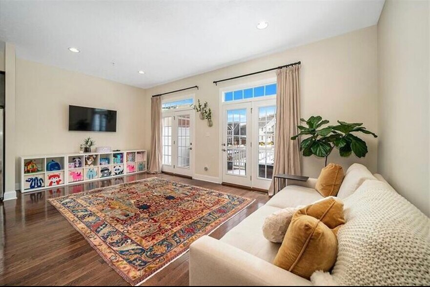 Building Photo - 323 Osona Ln