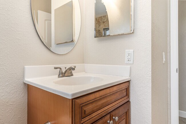 Building Photo - Completely Remodeled 3 Bed 2 Bath 1 Car Ga...