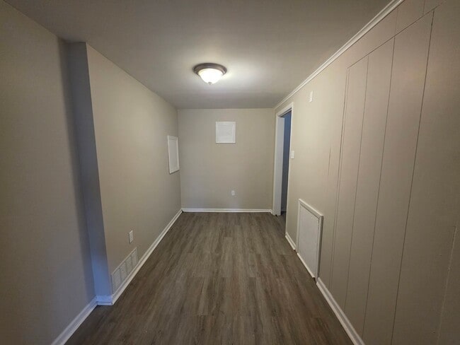 Building Photo - 4 Bedroom, 2 Bathroom House in the South Side!