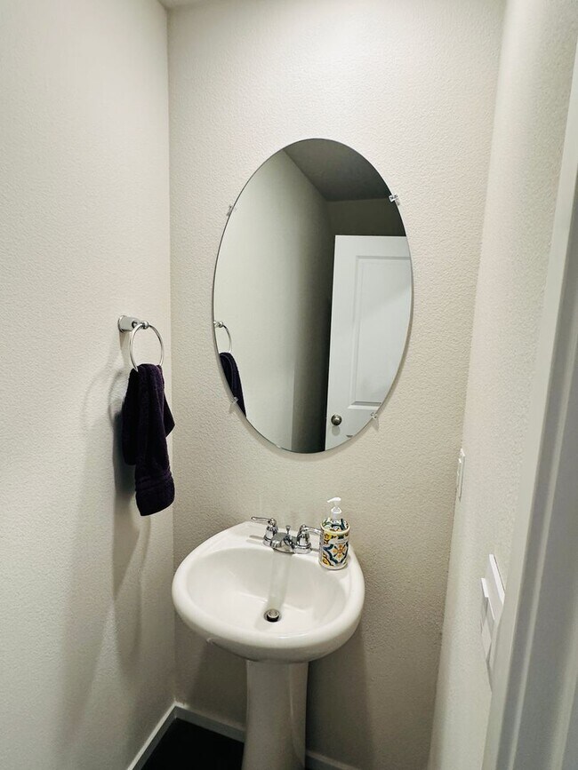 Building Photo - Beautiful Nearly New Ridgefield Home