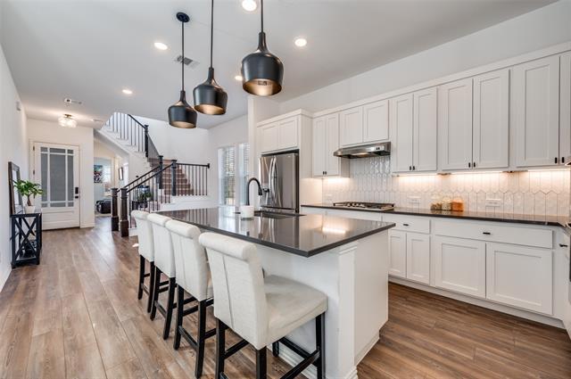 Building Photo - 8025 Glenview Dr