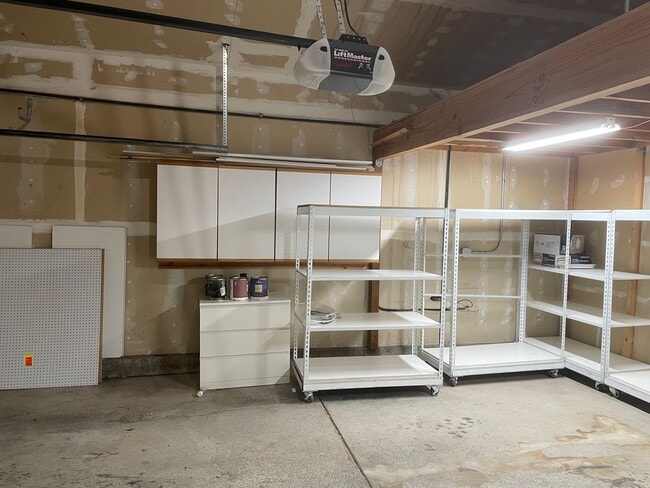 Building Photo - Beautiful End Unit Condo in Bennett Valley!