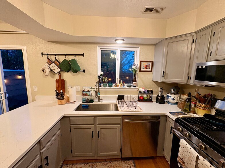 Building Photo - 5226 Estes Cir