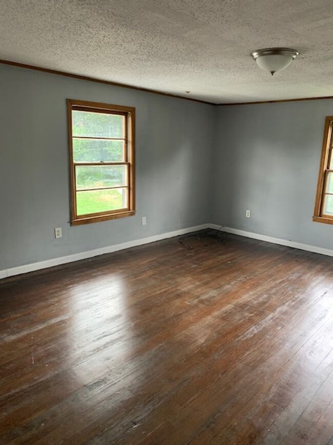 Building Photo - 463 N Forest St