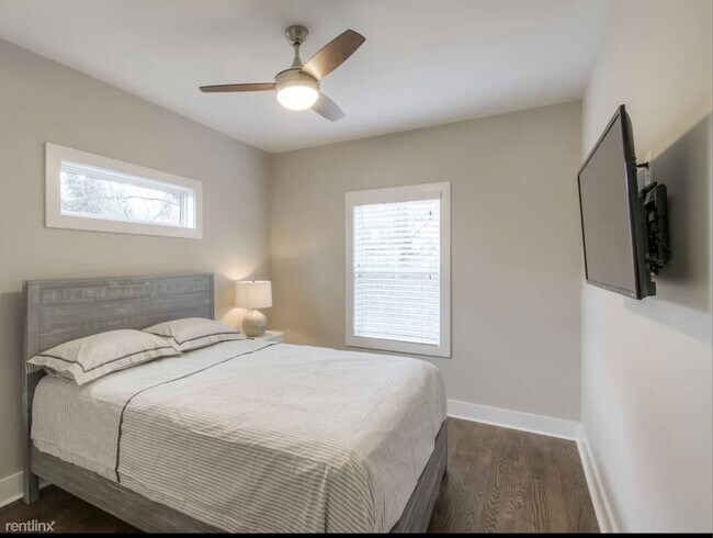 Building Photo - 4 br, 2.5 bath House - 421 Moore Avenue B