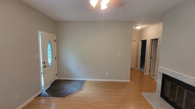 Building Photo - 328 Glencoe Dr