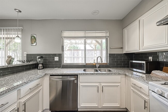 Building Photo - 2215 Fort Laramie Dr