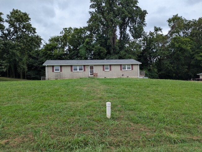 Building Photo - 620A Claridge Dr