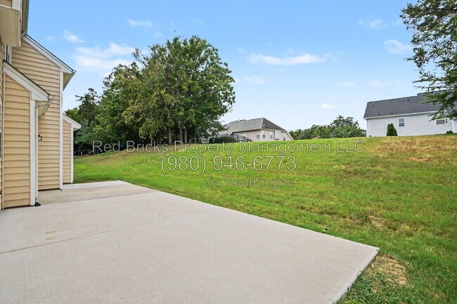Building Photo - 7864 Whispering Wood Dr