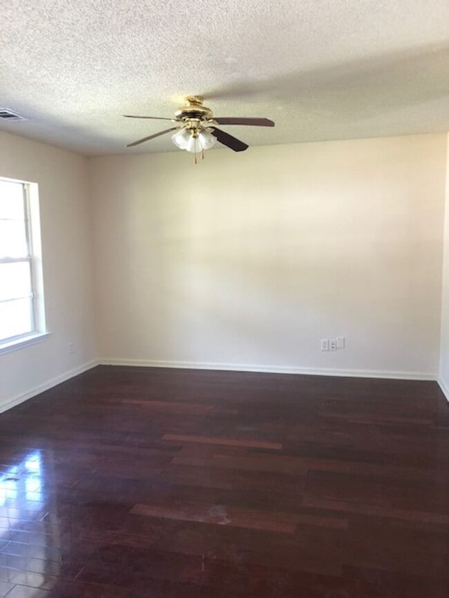 Building Photo - Cozy Home