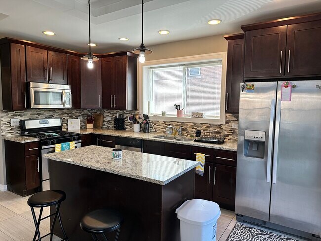 Building Photo - 9520 S Ridgeway Ave