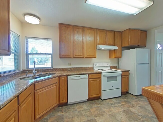 Building Photo - 3 Bedroom House + Bonus Room ~ Close to Ca...