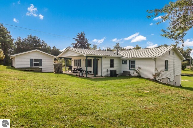 Building Photo - 7079 Hawley Rd