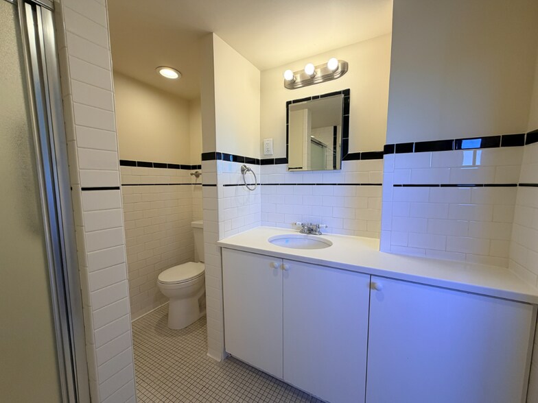 Building Photo - 16 Monmouth Ct