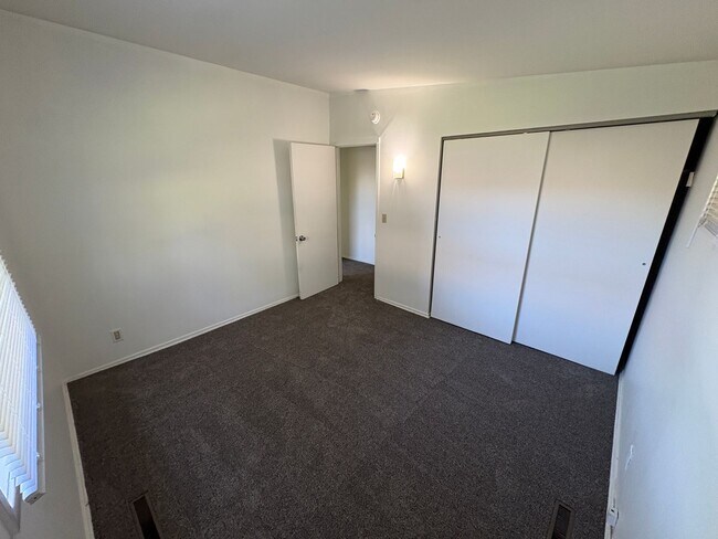Building Photo - Charming Home, new carpet, laundry, backyard