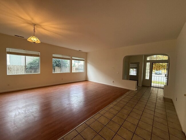 Building Photo - 2505 Shell Ct