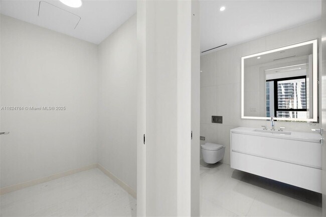 Building Photo - 300 Biscayne Blvd Way