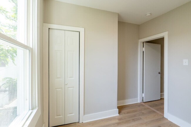 Building Photo - Newly Rehabbed beauty