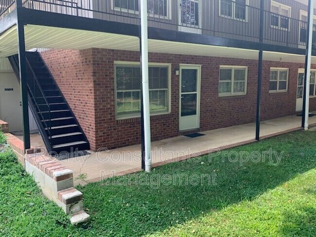 Building Photo - 1101 Robinhood Rd