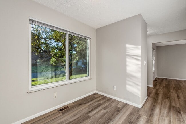 Building Photo - 7609 Seasons Dr
