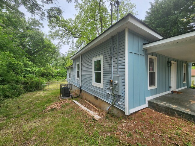 Building Photo - 3 Bedroom 2 Bath in Newnan