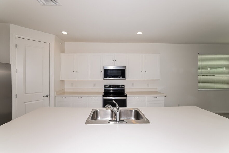 Building Photo - 9259 E Static Ave