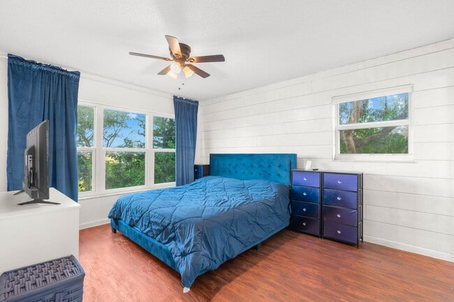 Building Photo - 1101 Crystal Lake Dr