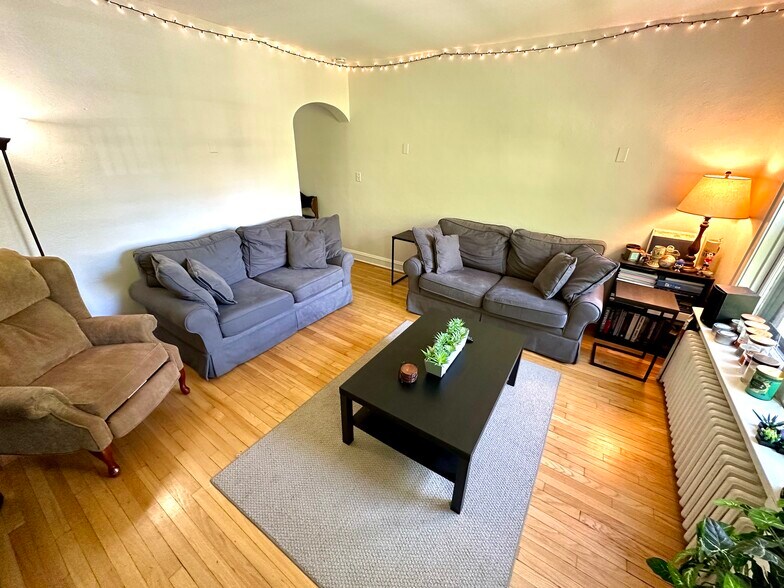 living room - 1112 Grove St