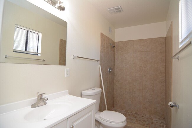 Building Photo - Updated 3 Bedroom 2 Bath Home! Southwest Tucson Location!