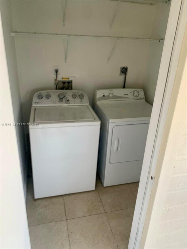 Building Photo - 468 NE 206th Ln