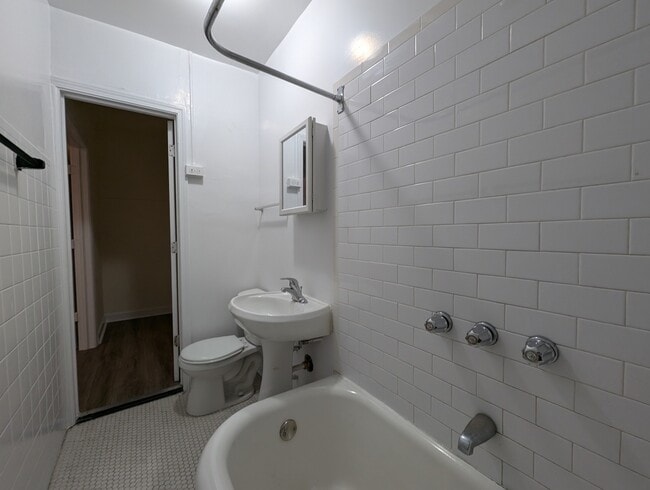 Building Photo - 5417 N Kenmore Ave