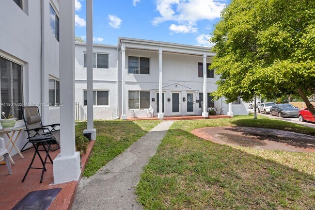 Building Photo - 8100 Crespi Blvd