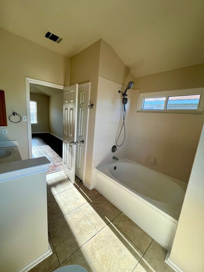 Building Photo - *Fantastic Home in Great Stone Oak Location*