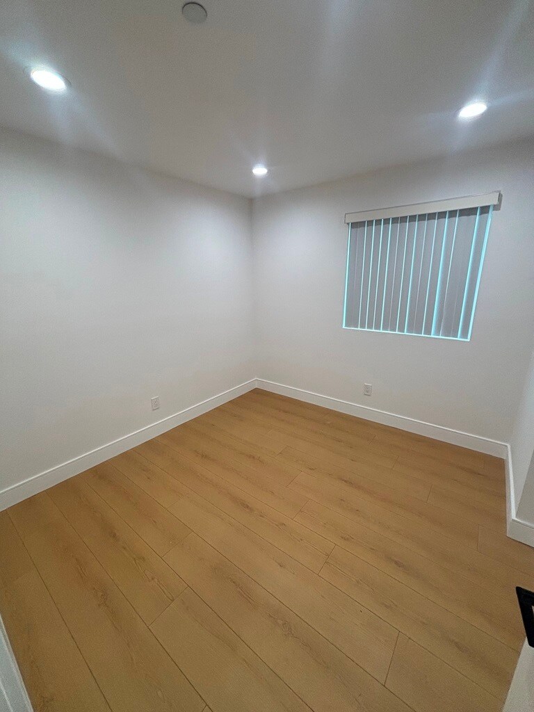 Building Photo - 5526 S Wilton Pl