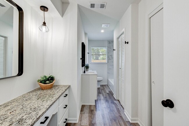 Building Photo - 1703 N Roberson St