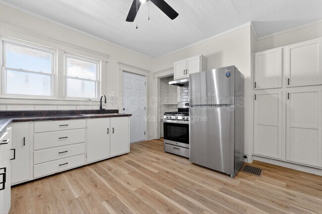 Building Photo - 2113 Goff Ave