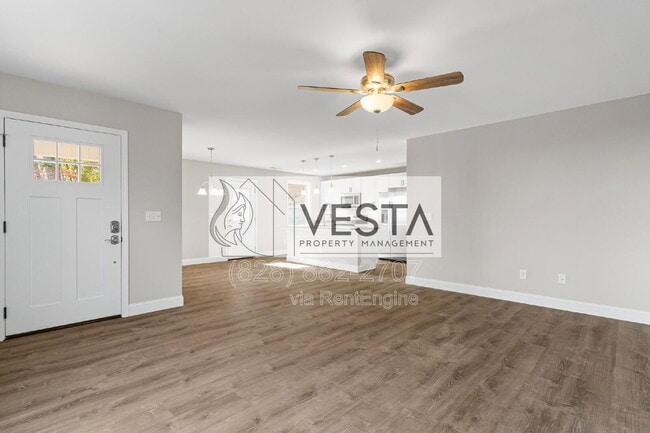 Building Photo - 376 Hague Dr