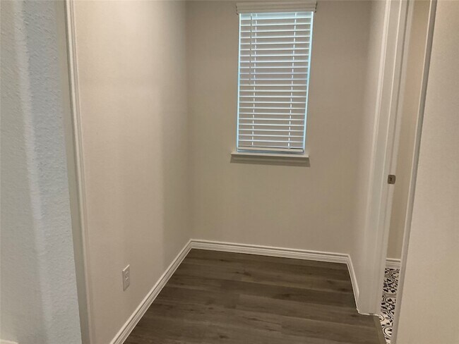 Building Photo - 6021 Tudor Pl