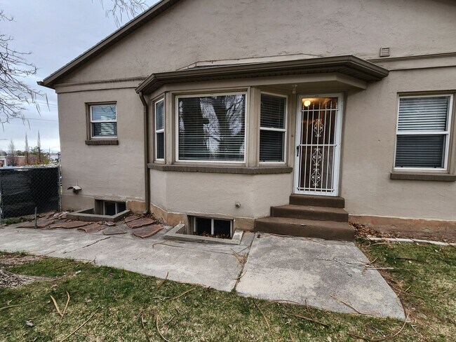 Building Photo - 3Spro2300 (Duplex)
