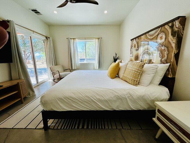 Building Photo - Gorgeous, renovated home on 2 acres in quiet neighborhood.