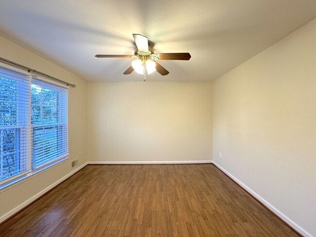 Building Photo - Charming Reston Townhome: Your Ideal Commuter's Haven