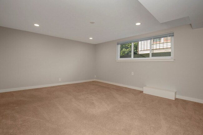 Building Photo - 1518 5th Ave W