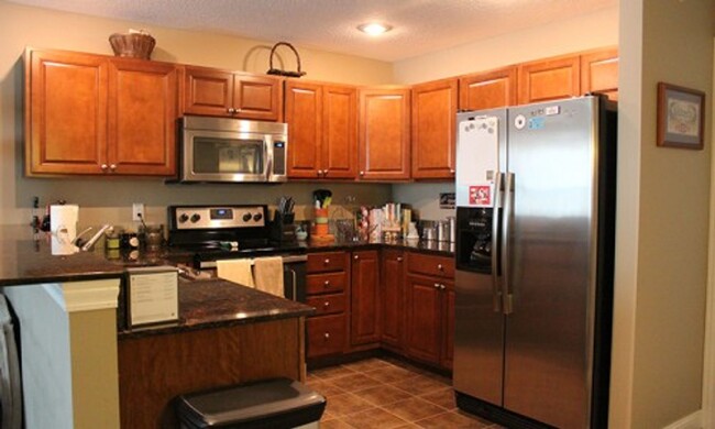 Building Photo - Luxury townhome beautiful kitchen