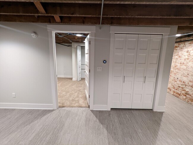 Building Photo - 130 E State St